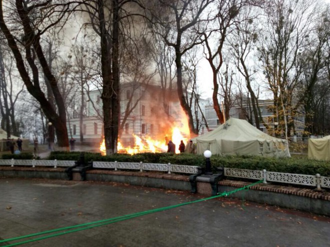 пожар в палаточном городке протестующих под Верховной Радой, фото 1