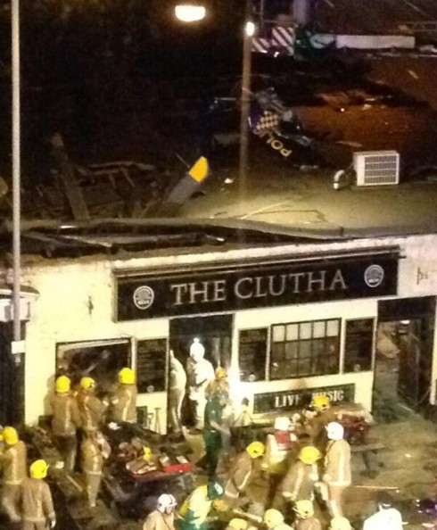 вертолет упал на паб в Глазго - фото