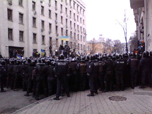 позади кордона милиции на Банковой 1 декабря - фото
