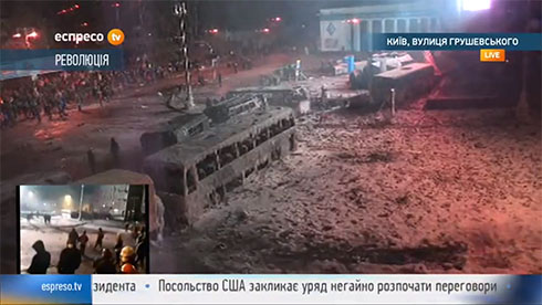 мітингувальника та спалені міліцейські автобуси на Грушевського - фото