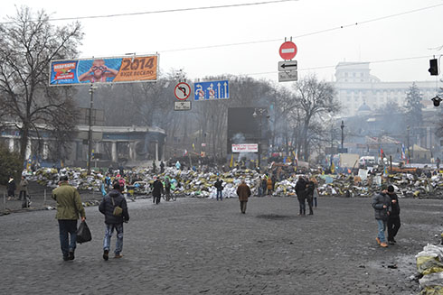 бариккада на Грушевского днем 15 февраля - фото 1