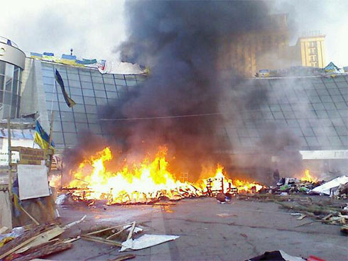 жгут палатки на Майдане - фото