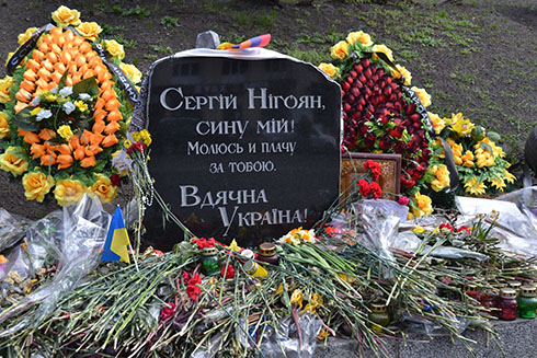 памятник Сергію Нігояну, загиблому на Грушевського - фото