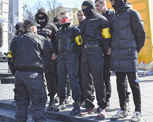 Молодые бойцы Правого сектора уборкой Майдана на фото