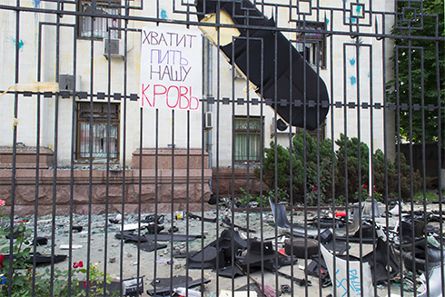російське посольство у Києві після штурму - фото 2