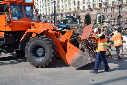 прибирання барикад на Майдані 9 серпня на фото 1