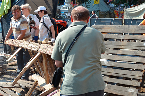 прибирання барикад на Майдані 9 серпня на фото 2