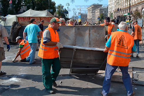 прибирання барикад на Майдані 9 серпня на фото 3
