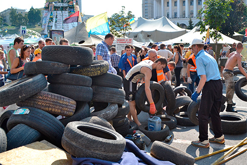 прибирання барикад на Майдані 9 серпня на фото 4
