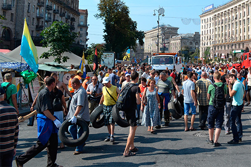 прибирання барикад на Майдані 9 серпня на фото 5