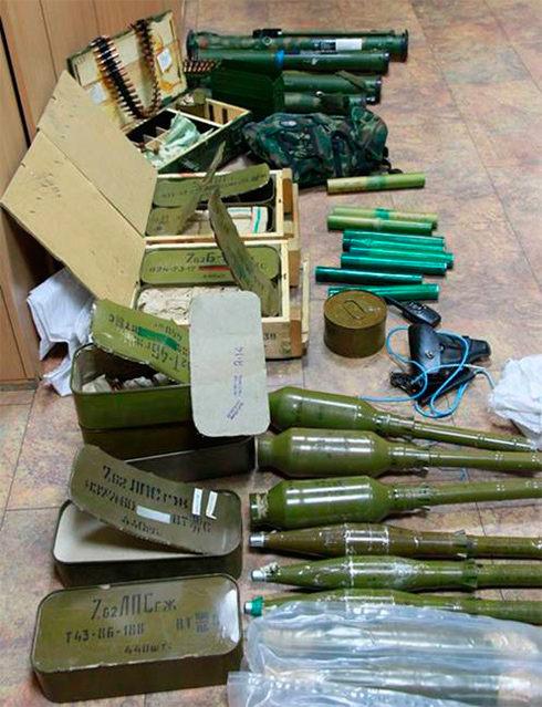 арсенал оружия, изъятый у террористов - на фото