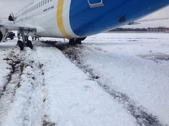 самолет МАУ в аэропорту Киев на фото 1