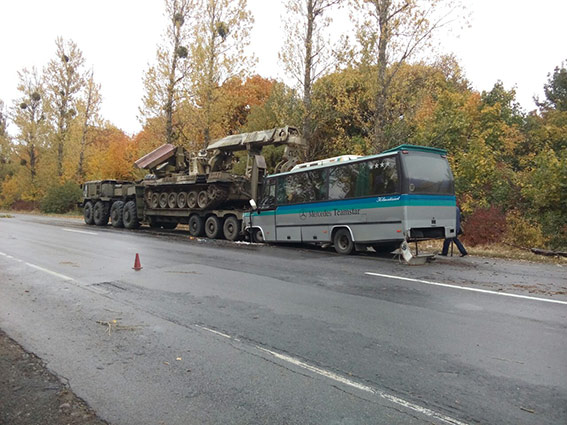 авария автобуса с военным тягачом на фото 1