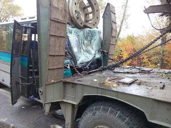 аварія автобуса з військовим тягачем на фото 2