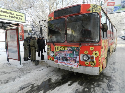 В Херсоне горел троллейбус с пассажирами [видео] - фото