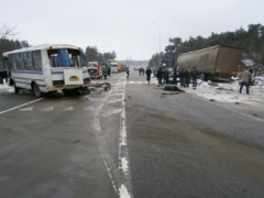 На Львовщине в результате столкновения автобуса с грузовиком погибли 5 человек - фото