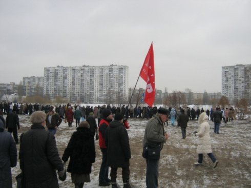 Протестуя против строительства на Тельбин, митингующие перекрыли дорогу и снесли строительный забор - фото