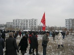 Протестуя против строительства на Тельбин, митингующие перекрыли дорогу и снесли строительный забор