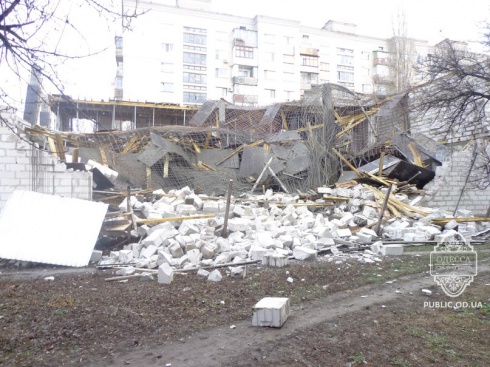 В Одессе обрушился строящийся супермаркет, пострадали 3 человека - фото