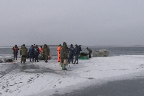 На Полтавщине от берега оторвалась льдина с 41 рыбаком - фото