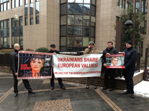 В Брюсселе оппозиция устроила пикет Януковичу - фото