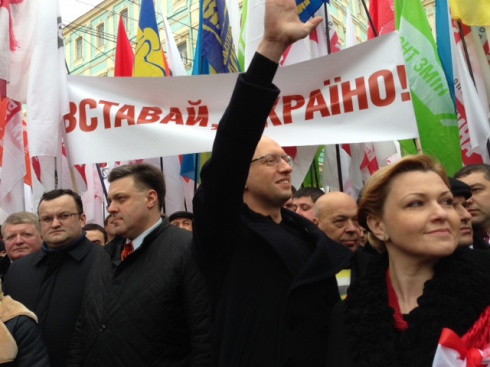 Тысячи людей собрались на марш «Вставай, Украина!» в Черновцах - фото