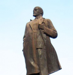 В Енакиево облили краской памятник Ленину - фото