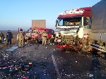 В результате столкновения фуры с микроавтобусом погибли 4 человека