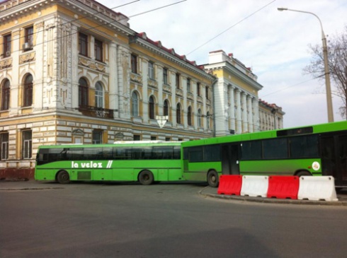 Площадь в Харькове, где должен состояться митинг оппозиции, окруженная троллейбусами и автобусами - фото