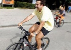 Саакашвили сломал плечо во время катания на велосипеде - фото