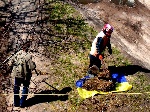 В Чернигове коммунальщики используют флаг Украины для мусора