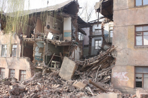 В Константиновке в жилом доме рухнула стена - есть пострадавшие - фото