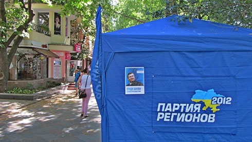 Ялту обклеили плакатами о Януковиче и краже шапок - фото