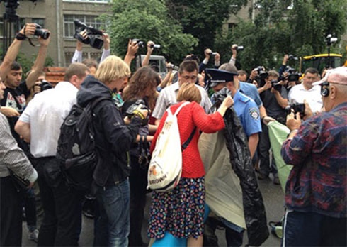 Журналисты поставили палатки у здания МВД - фото