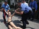 Активистка FEMEN показала голую грудь перед посольством России