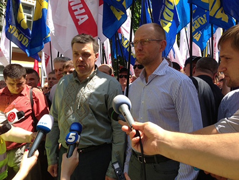 Оппозиция в Хмельницком провела акцию «Вставай, Украина» - фото