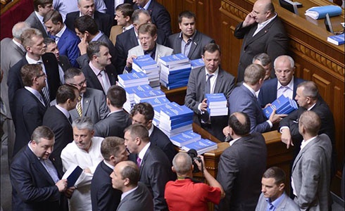 Оппозиция заблокировала работу парламента - фото