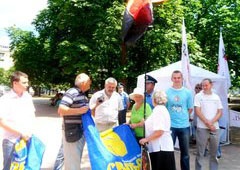 Приезд Януковича в Луганск пикетировала оппозиция - фото