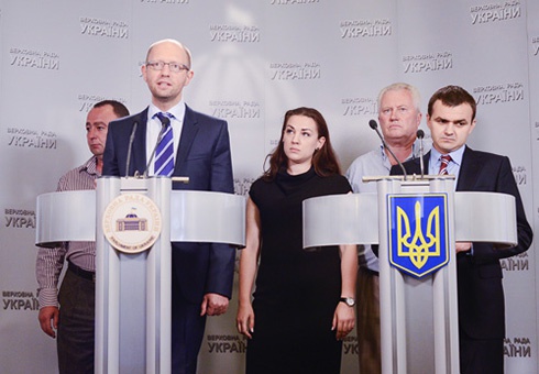 Яценюк: власть оказывает давление на депутатов «Батькивщины» через их родственников - фото