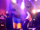 Участник Bloodhound Gang помочился на украинский флаг