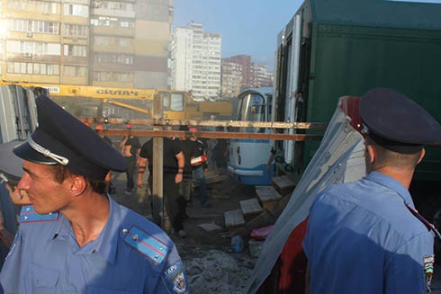 Жители Троещины снесли забор вокруг незаконного строительства на Маяковского, 4 - фото