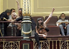 Активистки Femen показали голые груди на заседании испанского парламента - фото