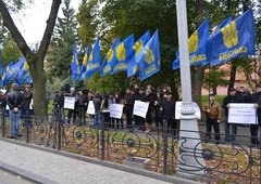 Приезд Януковича на Львовщину встретили пикетом - фото