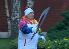 В Москве погас Олимпийский огонь - фото