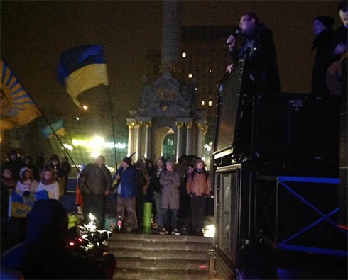 Киевляне, выступающие за евроинтеграцию, не расходятся из центра города - фото