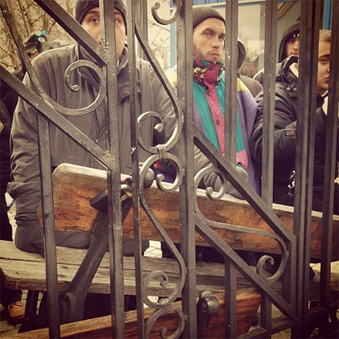 Люди баррикадируются на территории Михайловского собора - фото