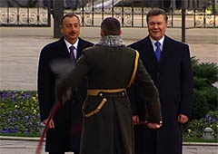 Начальник почетного караула рассмешил двух президентов - Януковича и Алиева - фото