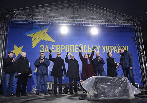 Тимошенко попросила убрать политическую символику с Евромайдана - фото
