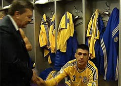 Янукович зашел в раздевалку футболистов лично их поздравить - фото