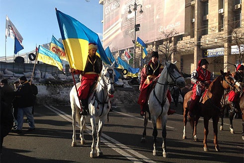 Евромайдан теперь охраняет и конница - фото
